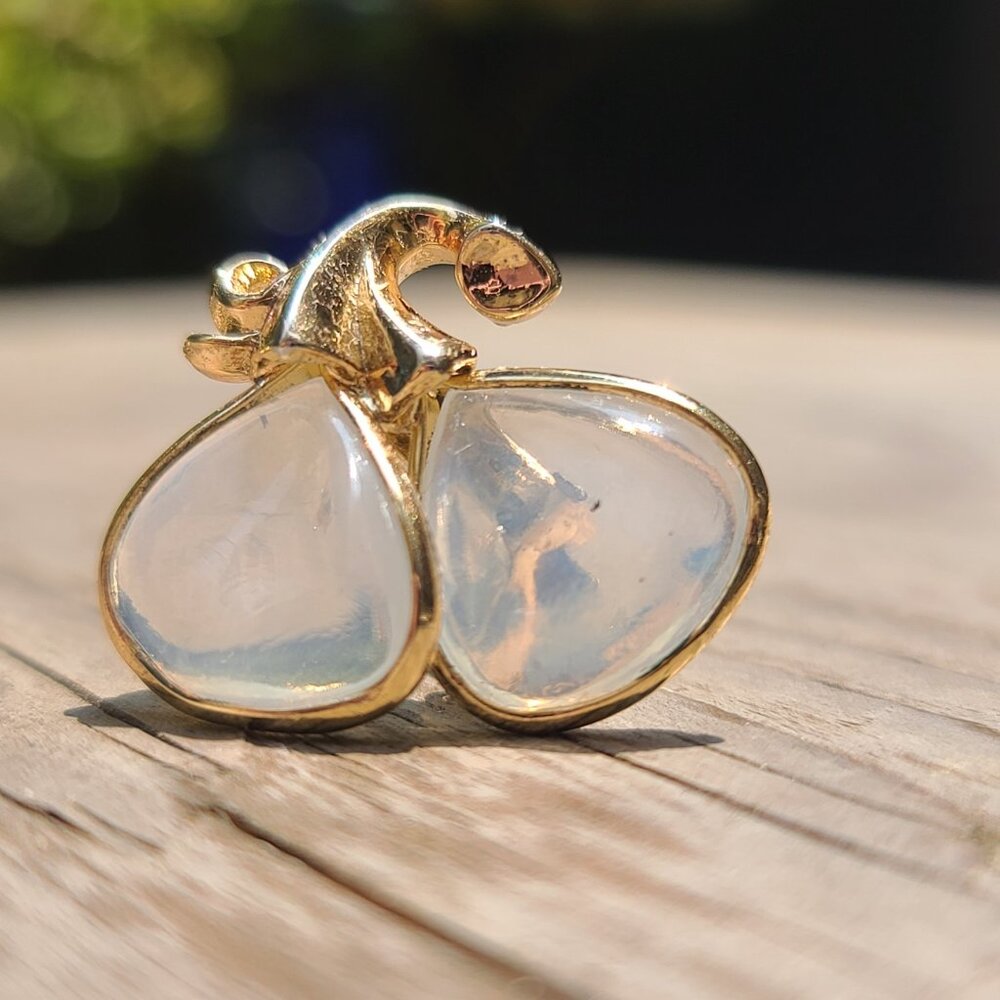 Vintage Crown Trifari Clip-On Earrings Gold Tone Iridescent Opaline Glass Petals - Picture 4 of 8